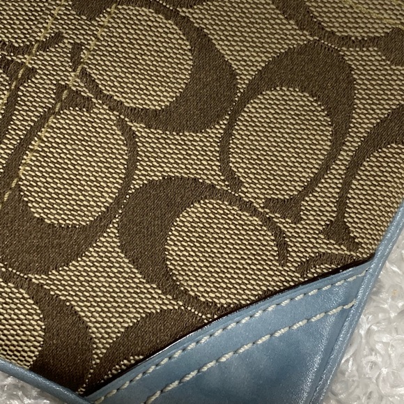 Coach Wristlet. - Picture 4 of 4